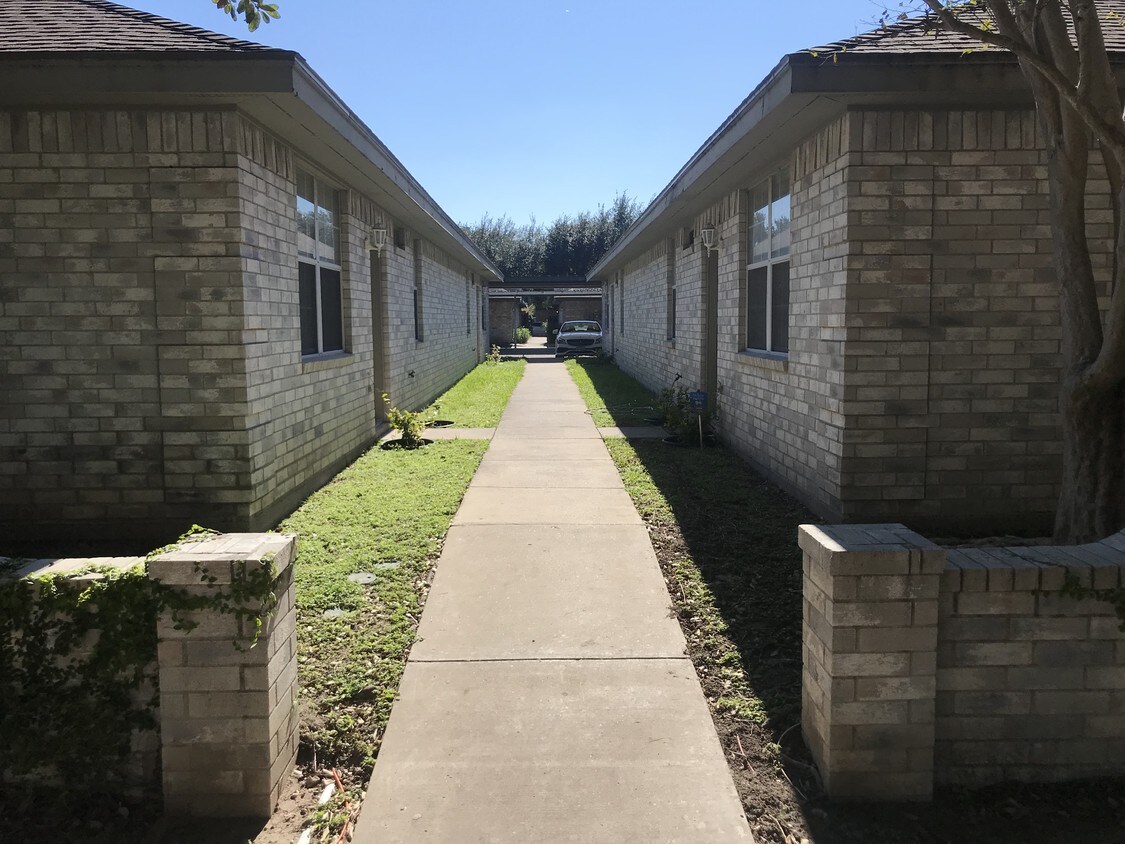 Primary Photo - 705 W Nightingale Ave