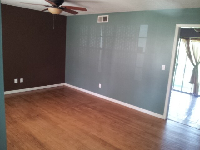 Foto del edificio - Harwood Floors - Mid-Del Schools - Big Yard