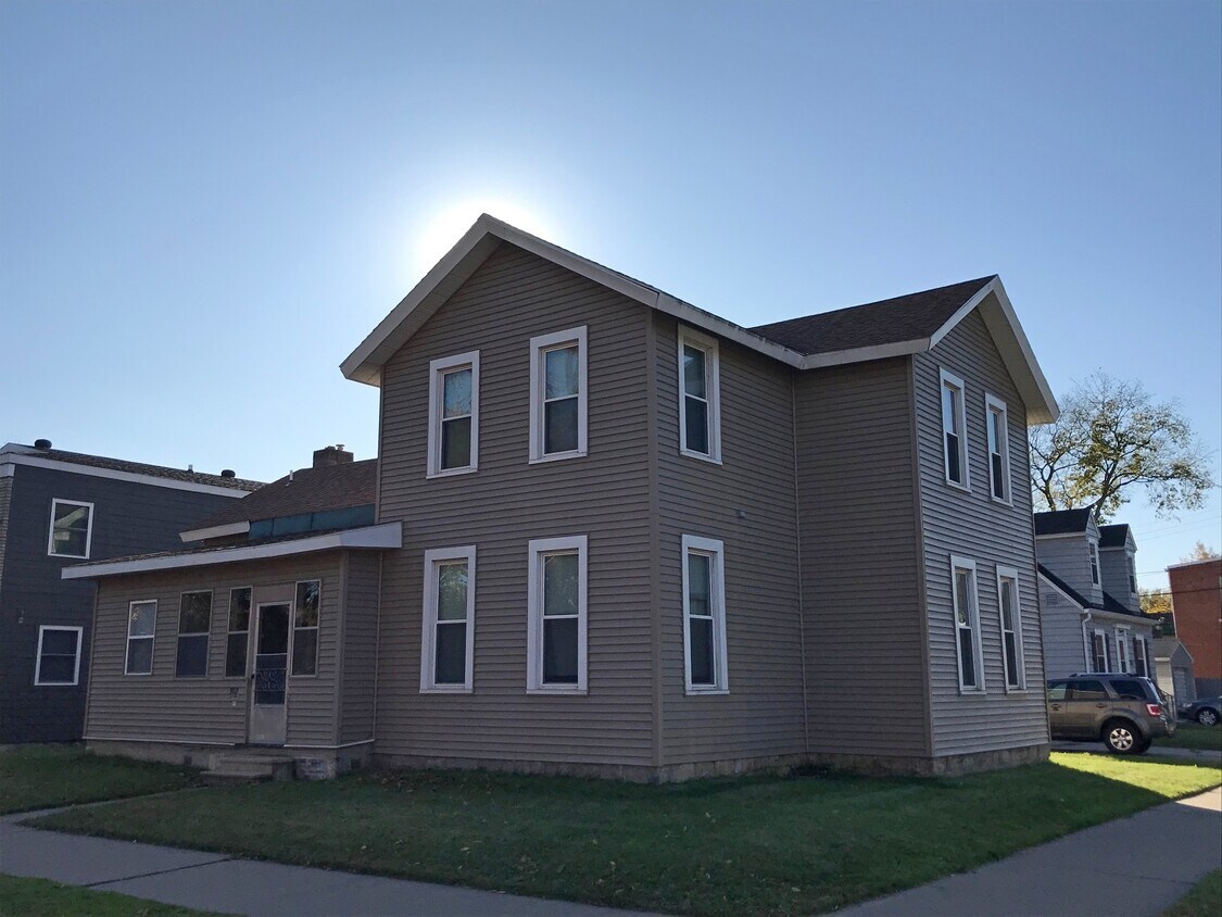 902 8th St S, La Crosse, WI 54601 House Rental in La Crosse, WI