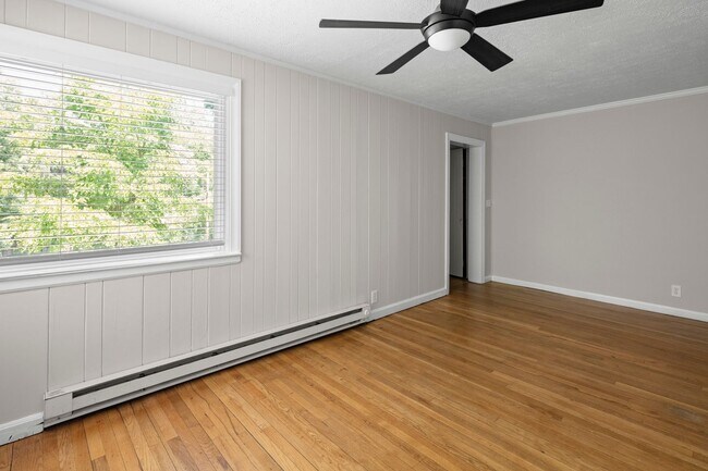 Foto del edificio - Lovely Two-Story West Asheville Apartment