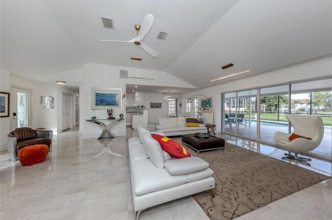 Foto del edificio - 396 Bayshore Dr