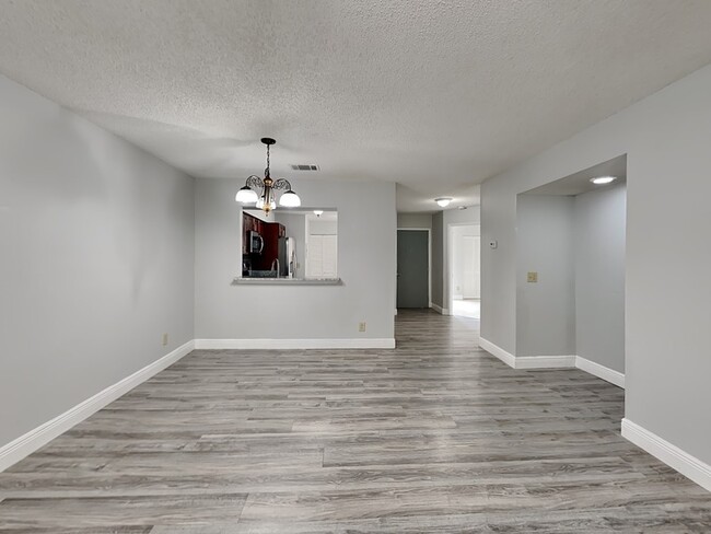 Building Photo - 2956 Clubview Dr