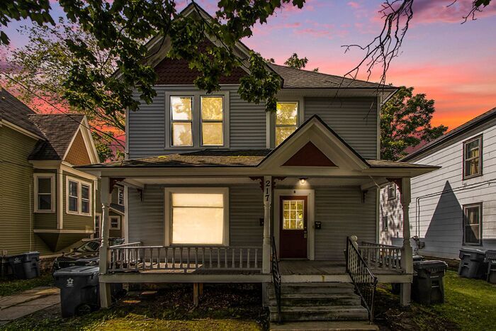 Primary Photo - 2-bedroom apartment with office on top flo...