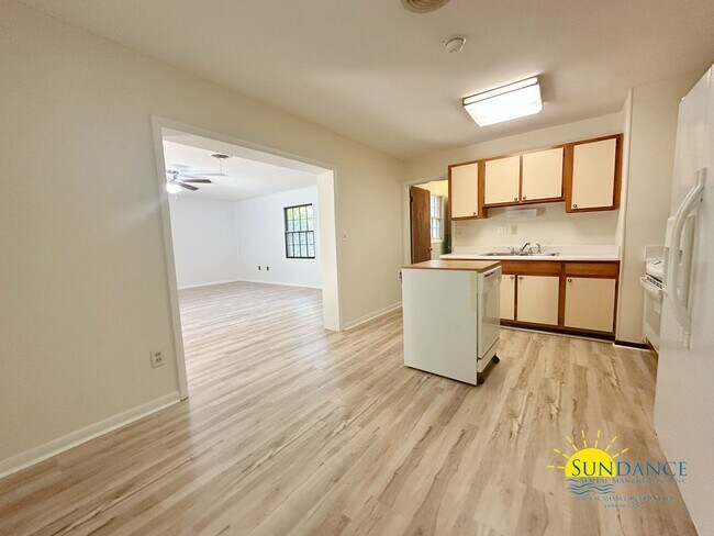 Building Photo - Unique 4 Bedroom Home Near Ferry Park