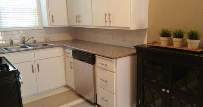 Building Photo - Cozy 3 Bedroom Home