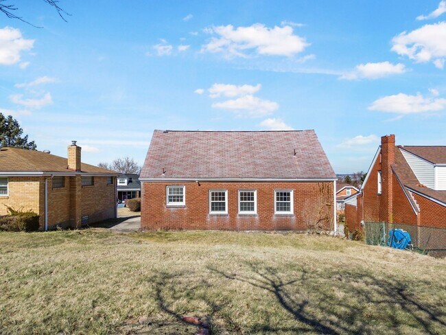 Foto del edificio - READY for Move-In! Fully RENOVATED 3 bedroom in WEST MIFFLIN! COME CHECK IT OUT!