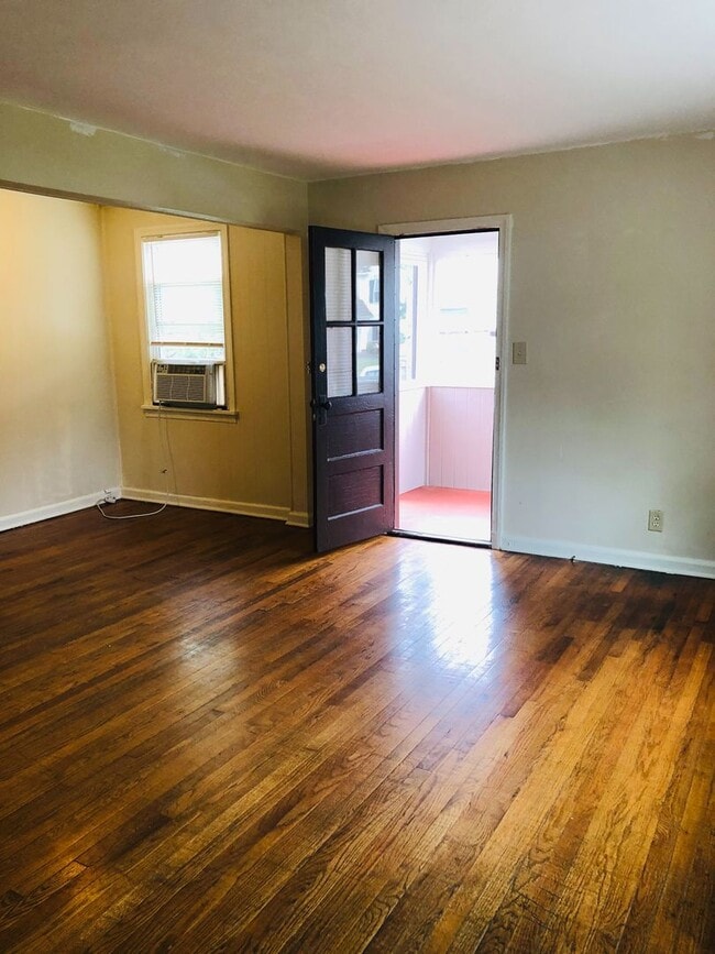 Building Photo - Adorable 3 bdrm/1 bath Home Located in Desirable West End!