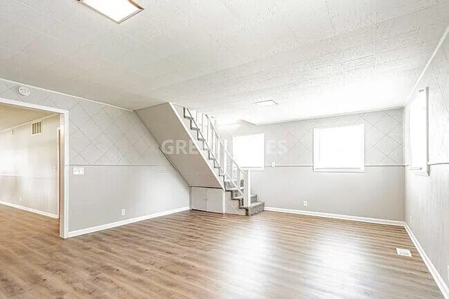 Foto del edificio - 121 Rose Ln