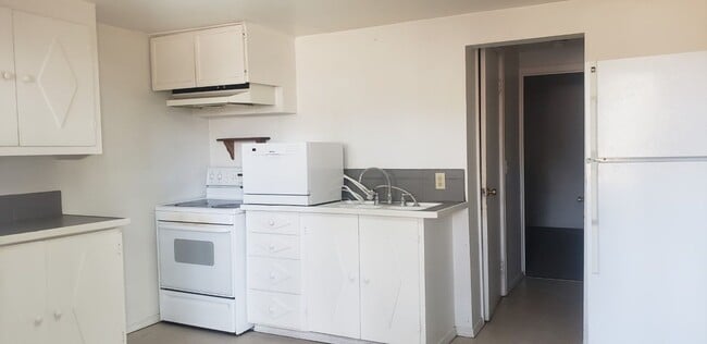 Building Photo - 2 bedroom 1 bath lower unit-Cheney Available for a September 10th Move In!!