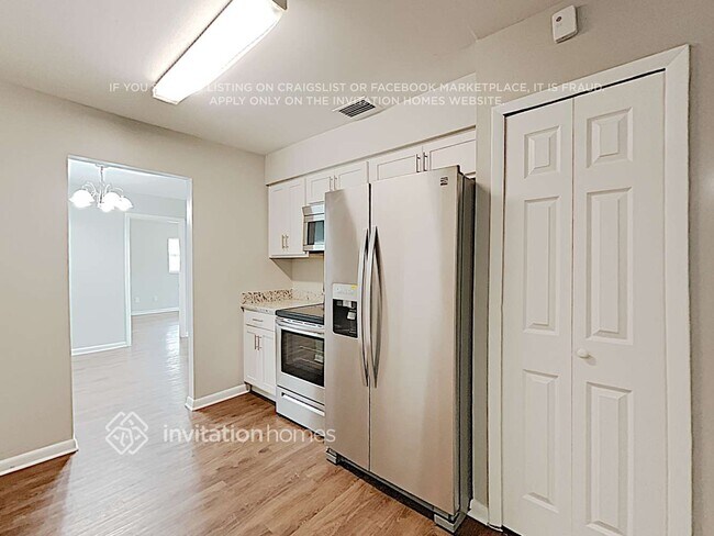 Building Photo - 900 Vincent Dr