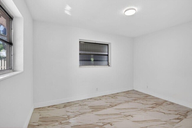 Foto del edificio - 5731 NE 17th Terrace