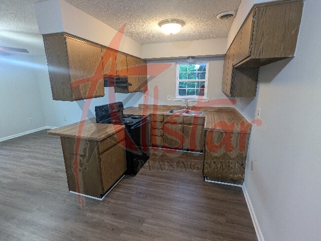 Foto del edificio - 8061 Martha Ann Ln