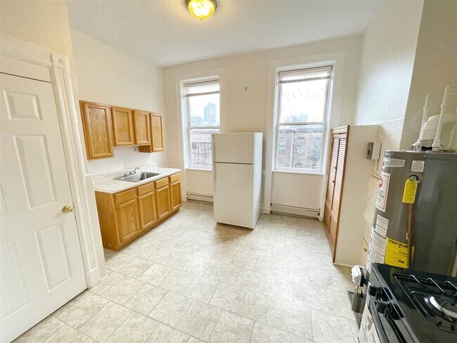 Building Photo - 203 8th St