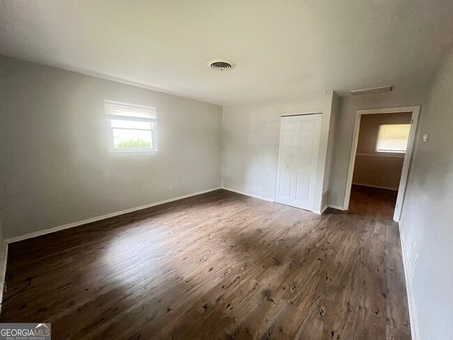 Building Photo - 127 Pineview Dr