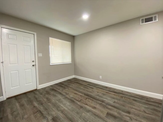 Foto del edificio - 809 E Bellevue Rd