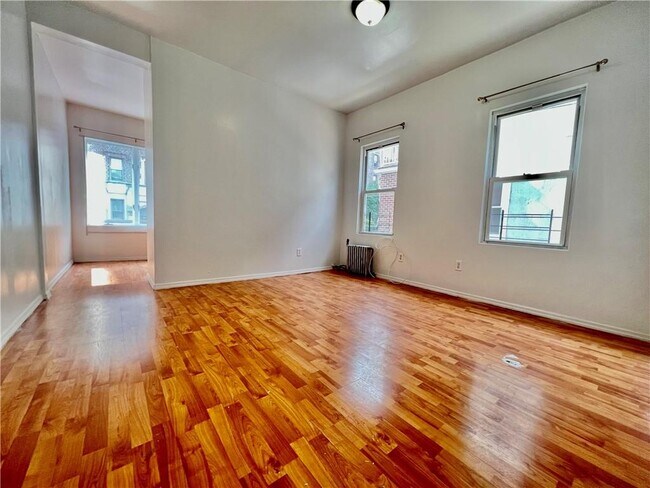 Building Photo - 1455 W 9th St