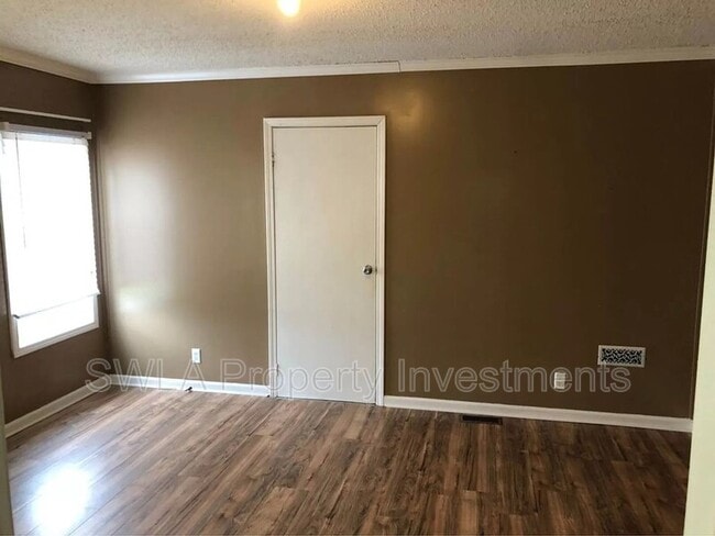 Foto del edificio - 4015 Wildflower Dr