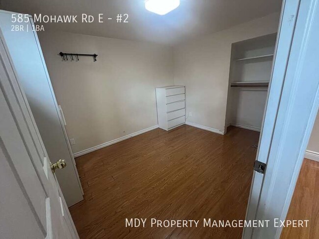 Photo du bâtiment - Welcome home to this 2 bedroom plus den!