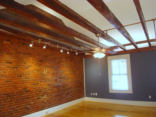 Building Photo - 1202 Main St