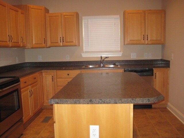 Building Photo - 7973 Oakfield Grove