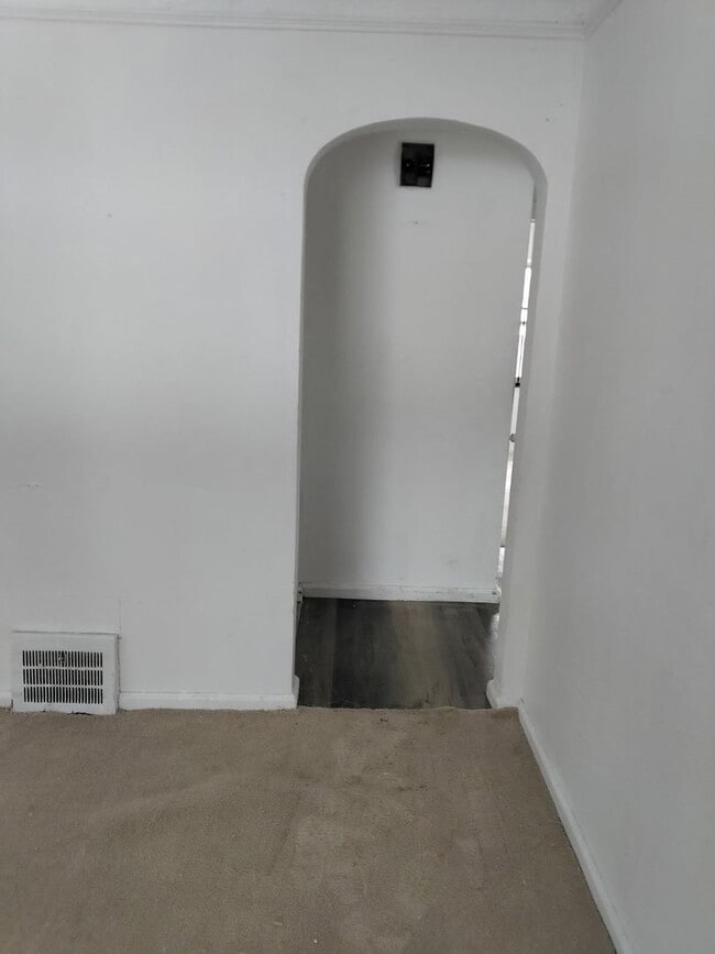 Building Photo - 3 bedroom available Now located on the city’s east side