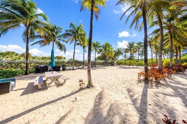 Foto del edificio - 9172 Collins Ave