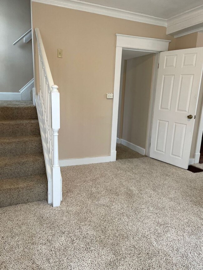 Building Photo - Gorgeous 3 bedroom, 2 bath remodel in Inde...