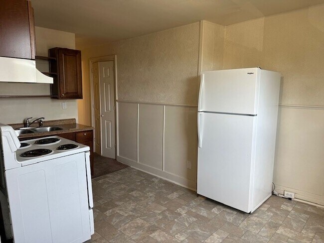 Foto del edificio - This 3rd floor, carpeted, 1 bedroom apartm...