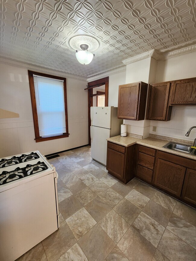 Amplia cocina comedor con techo original de hojalata - 2548 Jackson St