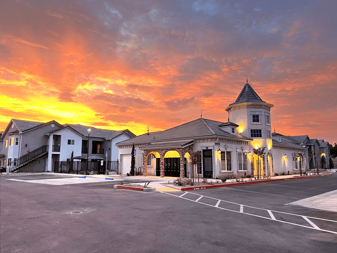 The Rousseau Apartments 9111 N Maple Ave Fresno, CA