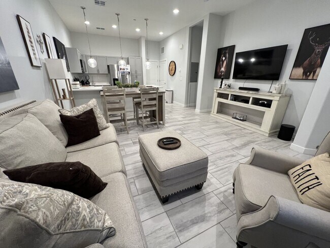 Foto del edificio - 3/BD 2.5/BA Sleek Townhome with High Ceilings, Balcony, and Prime Community Amenities!