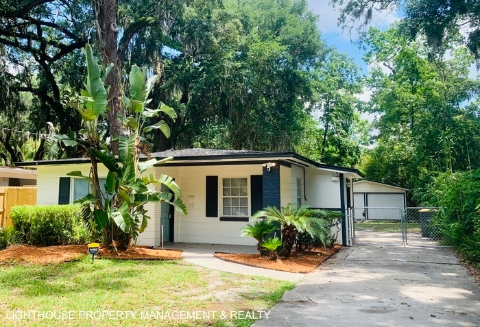 Primary Photo - Cozy 3 Bed/1.5 Bath Home with Detached Gar...