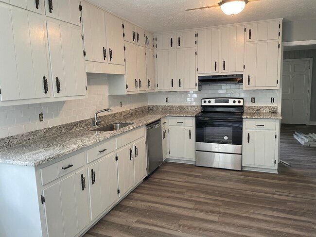 Nice big kitchen with granite countertops and new appliances - 82 Born St