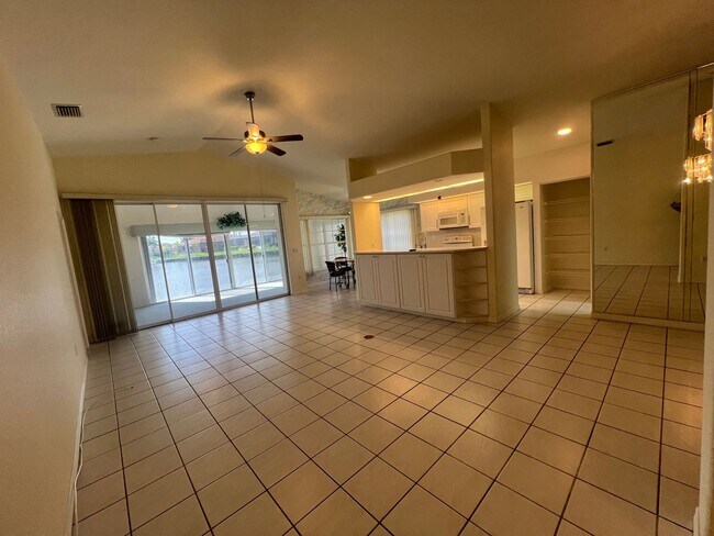 Foto del edificio - $2,095 ** AVAIL 9/1/25 ** LAKE SUZY ** 3 Bed / 2 Bath, Single Family Home with Lake View