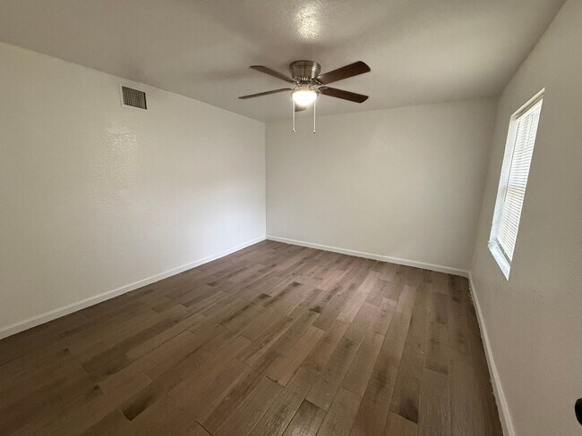Foto del edificio - Updated 3BR w/ Hardwood Floors, Walk-In Shower & Stainless Steel Kitchen