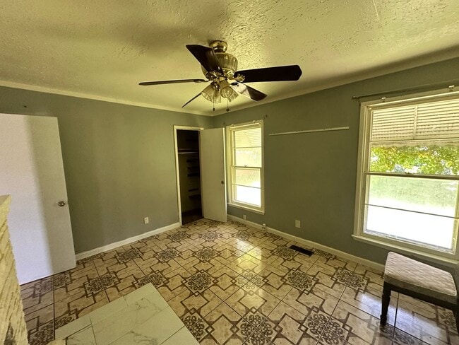 Building Photo - 3 Bed, 1 Bath Home with 2-Car Garage – Gre...