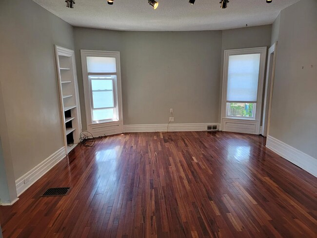 Foto del edificio - 496 W Ferry St