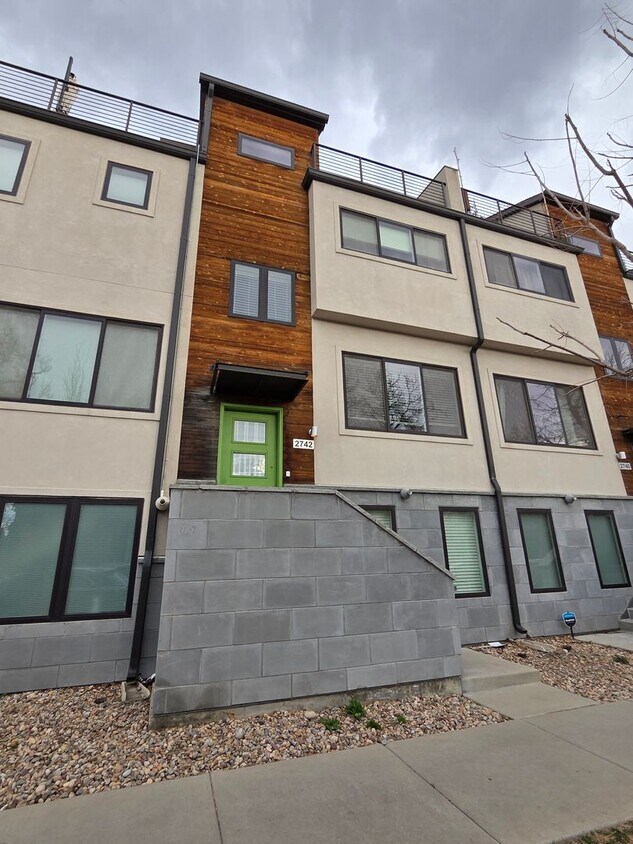 STUNNING 4-LEVEL TOWNHOME IN HIGHLANDS WITH SAUNA, 2-CAR GARAGE + AMAZING ROOFTOP DECK! - STUNNING 4-LEVEL TOWNHOME IN HIGHLANDS WITH SAUNA, 2-CAR GARAGE + AMAZING ROOFTOP DECK!