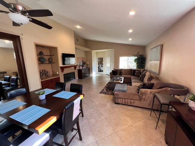 Building Photo - 45585 Torrey Pines Ct