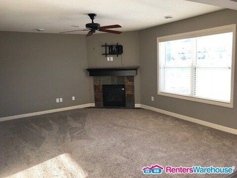 Building Photo - Available Oct 9 - Spacious End Unit 3 Bedr...