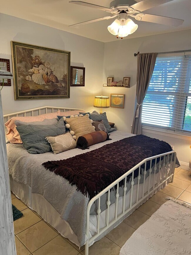 Foto del edificio - 6114 The Oaks Ln