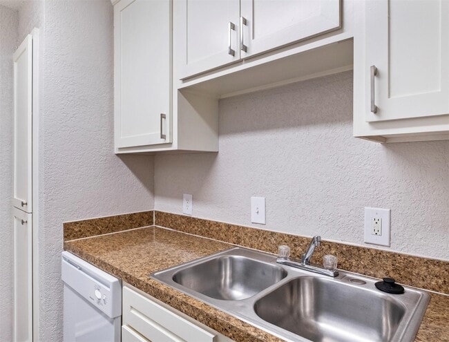 Building Photo - 12500 Sandpiper Dr