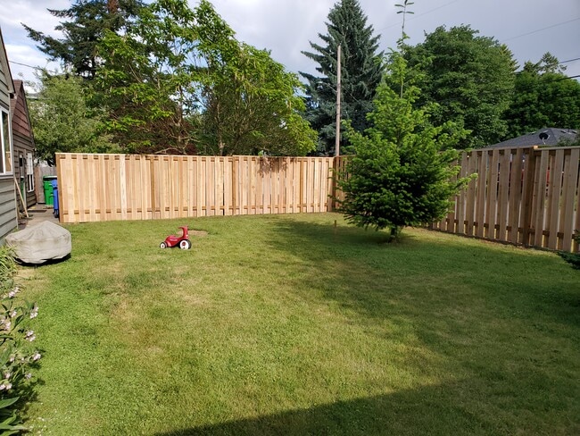 patio trasero cercado - 908 NE 114th Ave