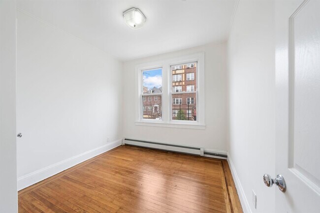 Foto del edificio - 152 Bentley Ave