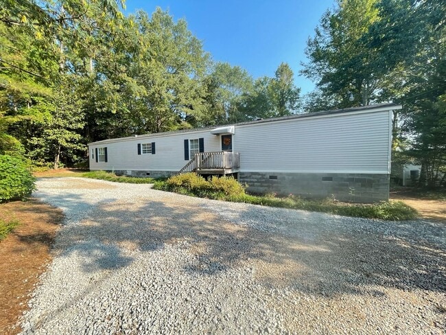 Building Photo - Recently renovated-3 bedroom/2 bathroom home-fully furnished-located in Tanglewood Subdivision