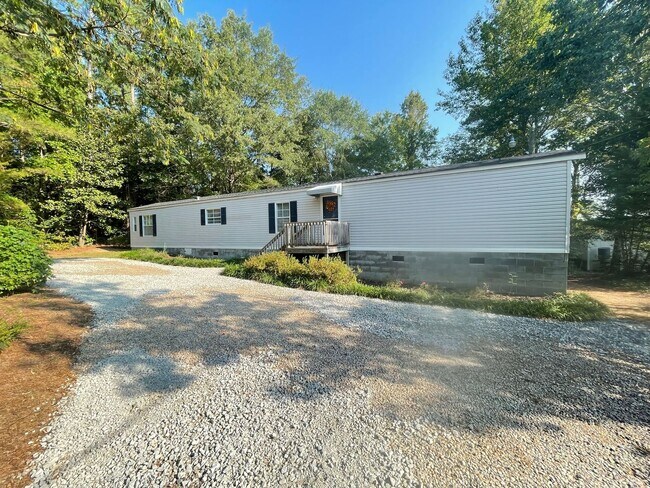 Foto del edificio - Recently renovated-3 bedroom/2 bathroom home-fully furnished-located in Tanglewood Subdivision