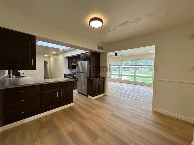 Building Photo - 2627 W 60th Dr