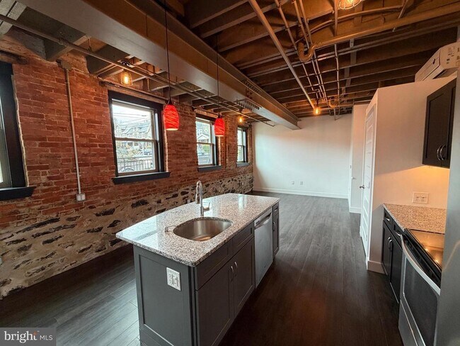 Foto del edificio - 820 W Market St