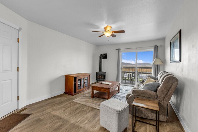 Foto del edificio - Kamas Cutie - $500 off 1st month rent!!