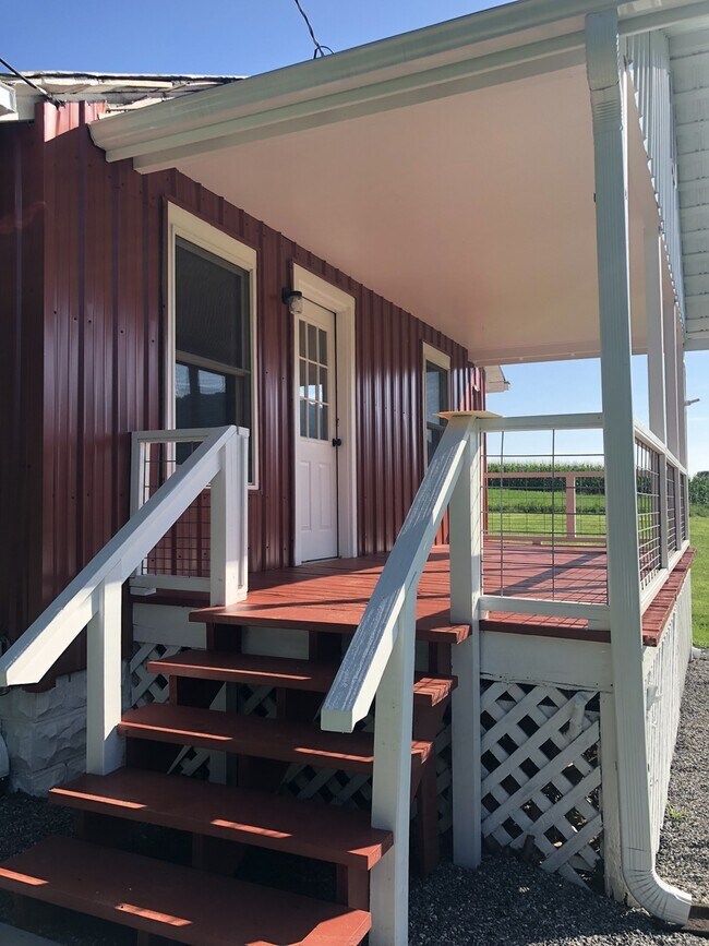 Foto del edificio - Super cute farm house with beautiful mountain view! 2 bedrooms, 1 bathroom!